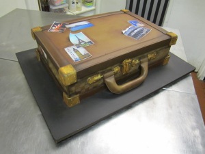 Old Luggage Cake (6)